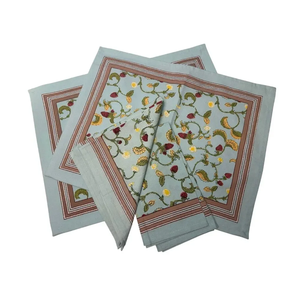 Williams Sonoma Couleur Nature Fraises des Bois (2) placemats and (2) napkins